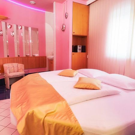 Hotel Eroplan Roznov pod Radhostem Ngoại thất bức ảnh