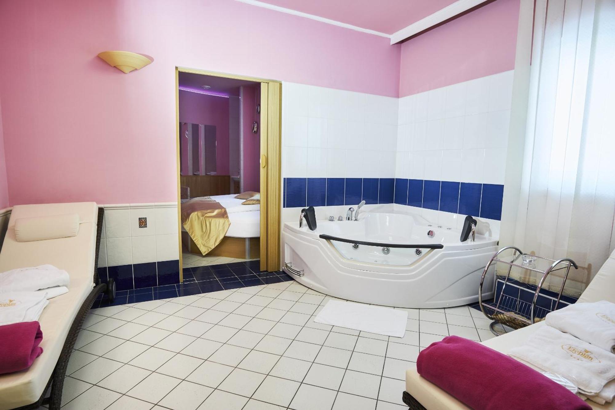 Hotel Eroplan Roznov pod Radhostem Ngoại thất bức ảnh