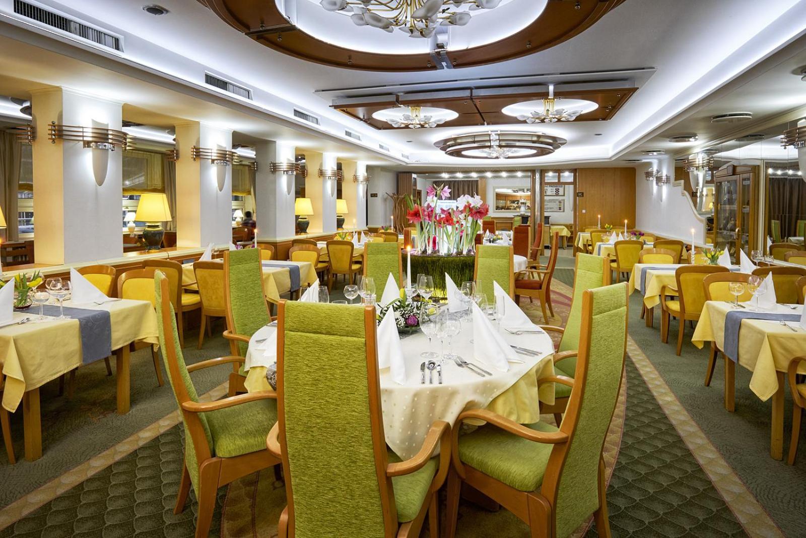 Hotel Eroplan Roznov pod Radhostem Ngoại thất bức ảnh