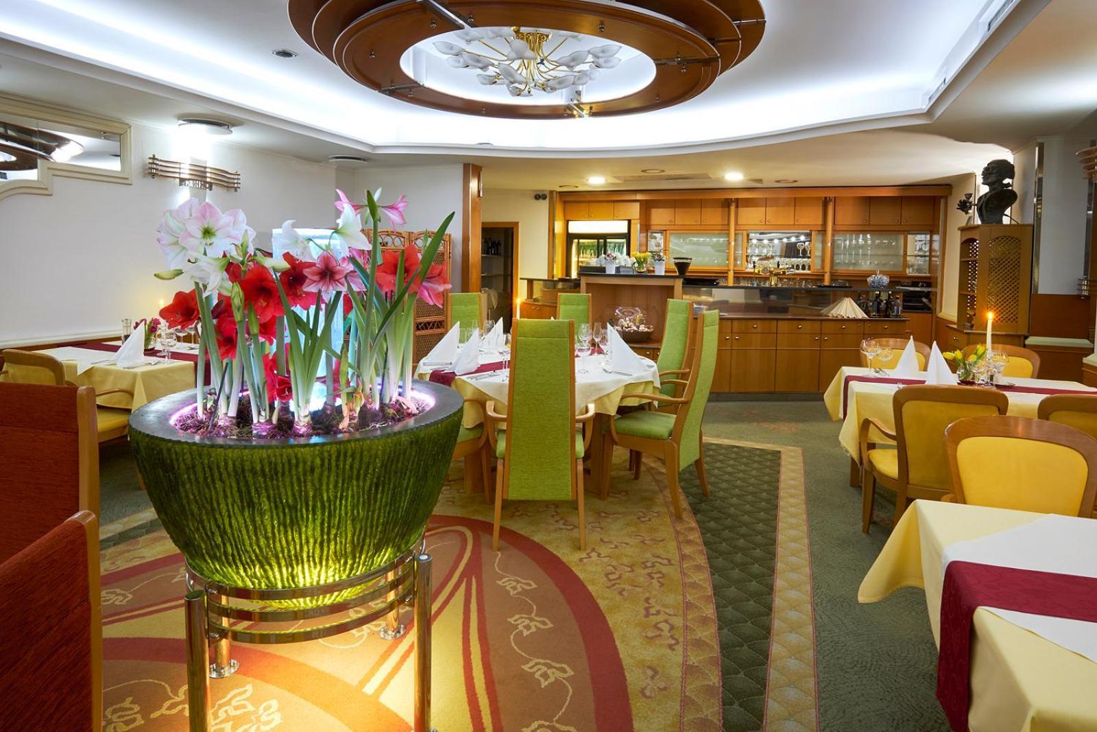 Hotel Eroplan Roznov pod Radhostem Ngoại thất bức ảnh