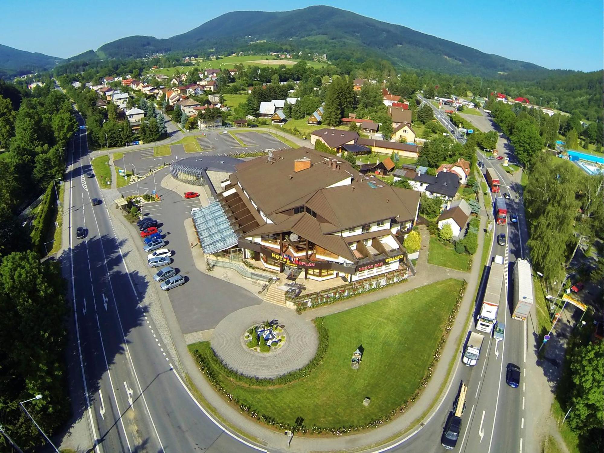 Hotel Eroplan Roznov pod Radhostem Ngoại thất bức ảnh
