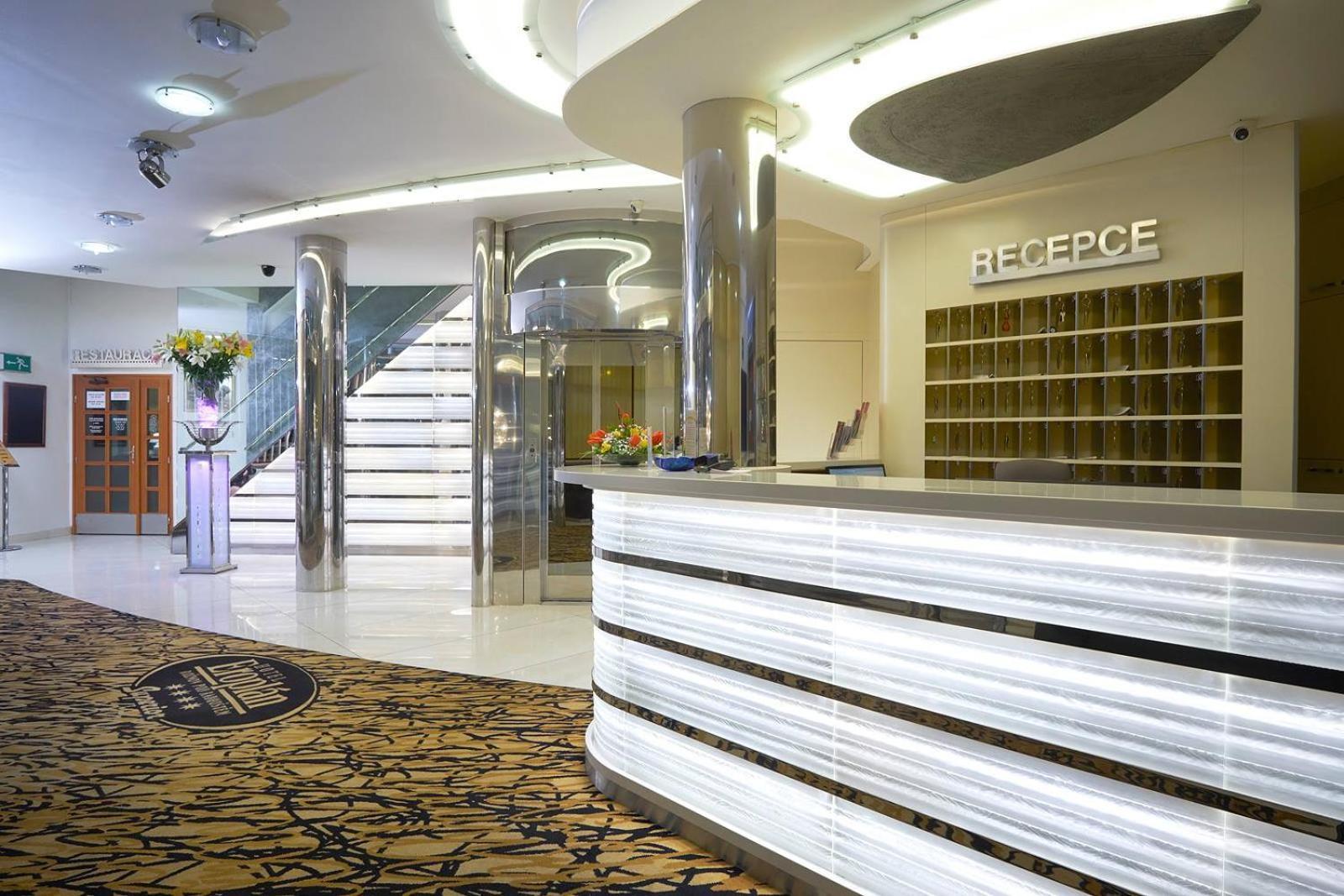 Hotel Eroplan Roznov pod Radhostem Ngoại thất bức ảnh