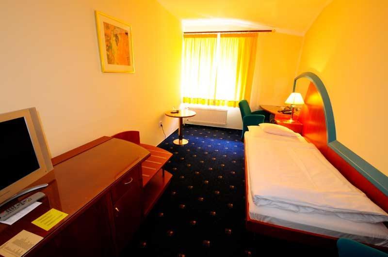 Hotel Eroplan Roznov pod Radhostem Ngoại thất bức ảnh