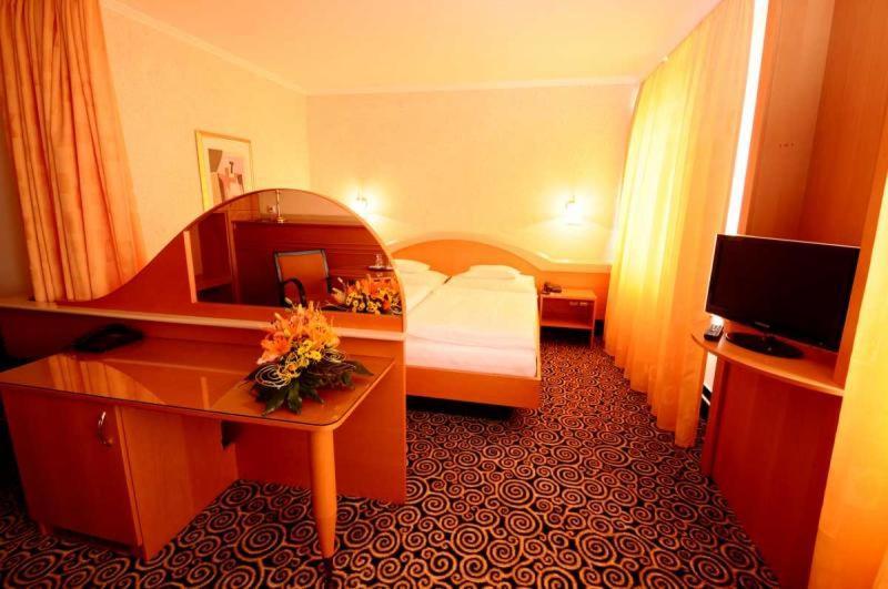 Hotel Eroplan Roznov pod Radhostem Ngoại thất bức ảnh